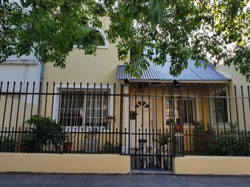 CASA LOTE PROPIO AL FRENTE DE 5 AMBIENTES. SUP. 10 mts X 20 mts. APROX.