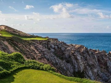 Departamento con vista al mar, en residencial de lujo con casa club y golf