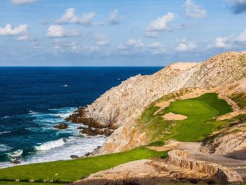 Departamento con vista al mar, en residencial de lujo con casa club y golf