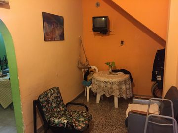 PROPIEDAD EN LOTE DE 225 M2 CON 5 AMB. EN PLANTA BAJA Y 3 EN PLANTA ALTA