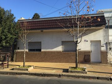 PROPIEDAD EN LOTE DE 225 M2 CON 5 AMB. EN PLANTA BAJA Y 3 EN PLANTA ALTA