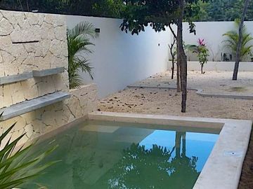 Casa con sala de doble altura, alberca privada en residencial, en venta Tulum.