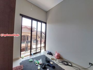 RUMAH DI JALAN KALIURANG KM 7 SINDUHARJO SLEMAN DEKAT UGM