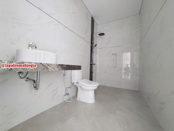 RUMAH DI JALAN KALIURANG KM 7 SINDUHARJO SLEMAN DEKAT UGM