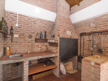 CASA 4 AMBIENTES QUINCHO BARRIO CERRADO JARDIN 2 LOTES