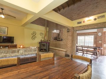 CASA 4 AMBIENTES QUINCHO BARRIO CERRADO JARDIN 2 LOTES