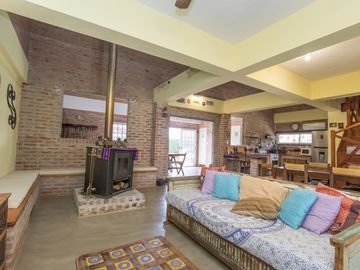 CASA 4 AMBIENTES QUINCHO BARRIO CERRADO JARDIN 2 LOTES