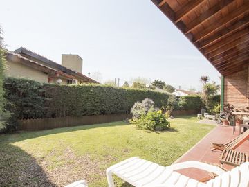 CASA 4 AMBIENTES QUINCHO BARRIO CERRADO JARDIN 2 LOTES