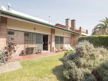 CASA 4 AMBIENTES QUINCHO BARRIO CERRADO JARDIN 2 LOTES