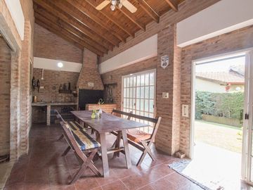 CASA 4 AMBIENTES QUINCHO BARRIO CERRADO JARDIN 2 LOTES