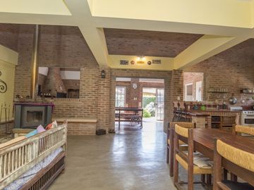 CASA 4 AMBIENTES QUINCHO BARRIO CERRADO JARDIN 2 LOTES