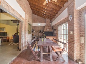CASA 4 AMBIENTES QUINCHO BARRIO CERRADO JARDIN 2 LOTES