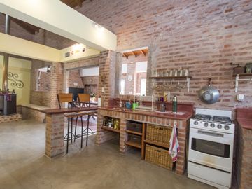 CASA 4 AMBIENTES QUINCHO BARRIO CERRADO JARDIN 2 LOTES