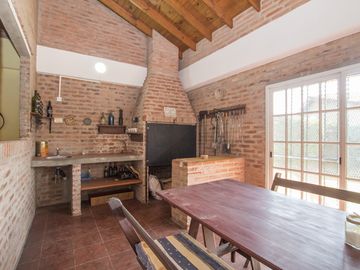 CASA 4 AMBIENTES QUINCHO BARRIO CERRADO JARDIN 2 LOTES