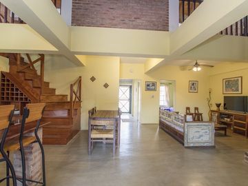 CASA 4 AMBIENTES QUINCHO BARRIO CERRADO JARDIN 2 LOTES
