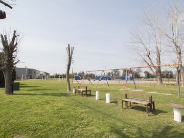 CASA 4 AMBIENTES QUINCHO BARRIO CERRADO JARDIN 2 LOTES