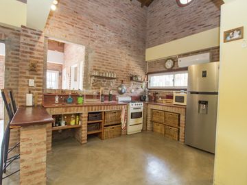 CASA 4 AMBIENTES QUINCHO BARRIO CERRADO JARDIN 2 LOTES