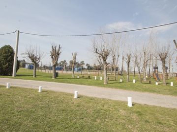 CASA 4 AMBIENTES QUINCHO BARRIO CERRADO JARDIN 2 LOTES