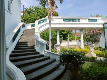 Rumah Mewah di Raya Dharmahusada Indah di Bawah Apraisal