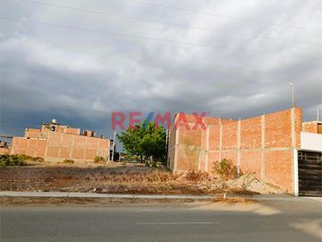 📍 UBICACIÓN:
El inmueble se encuentra ubicado en la 1era Etapa de la Urbanización La Planicie, Distrito 26 de Octubre, provincia de Piura. Cerca de l