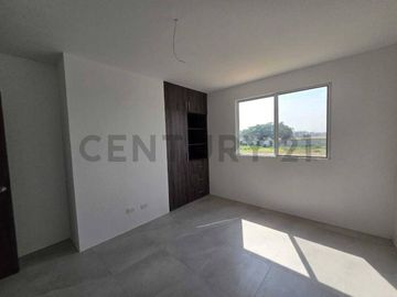 Venta Casa de Estreno en Urbanización Portón Del Rio IvoZ