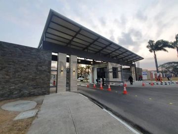 Venta Casa de Estreno en Urbanización Portón Del Rio IvoZ