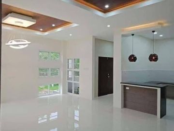 Rumah Manis Minimalis 2 lantai jalan lebar parkir mobil luas