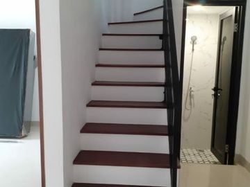 Rumah Manis Minimalis 2 lantai jalan lebar parkir mobil luas