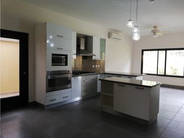 SEA CONFIABLE VENDE CASA EN ANTIGUA COSTA DEL ESTE NEGOCIABLE !!