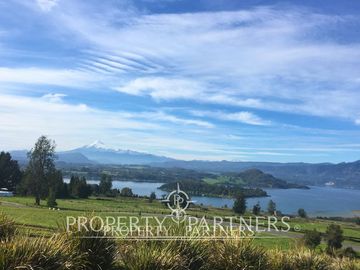 Terreno con increíble vista al lago Panguipulli y volcán Villarrica.