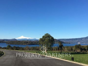 Terreno con increíble vista al lago Panguipulli y volcán Villarrica.