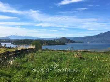 Terreno con increíble vista al lago Panguipulli y volcán Villarrica.