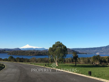 Terreno con increíble vista al lago Panguipulli y volcán Villarrica.