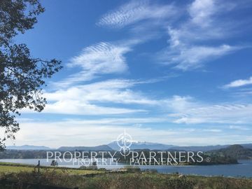 Terreno con increíble vista al lago Panguipulli y volcán Villarrica.