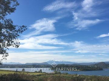 Terreno con increíble vista al lago Panguipulli y volcán Villarrica.