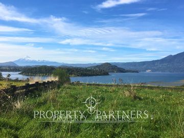 Terreno con increíble vista al lago Panguipulli y volcán Villarrica.