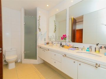Departamento en venta de 4 dorm. en Vitacura