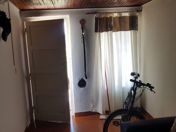 SE VENDE CASA con DEPARTAMENTO en CASTELLI 1300