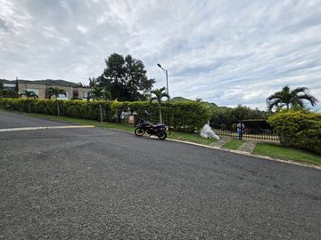 VENTA LOTE EN CONDOMINIO EN ALTO MENGA. Cod V6877