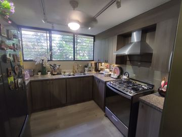 DEPARTAMENTO EN VENTA URDESA CENTRAL. TOTALMENTE REMODELADO. EXCELENTES ACABADOS.