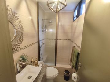DEPARTAMENTO EN VENTA URDESA CENTRAL. TOTALMENTE REMODELADO. EXCELENTES ACABADOS.