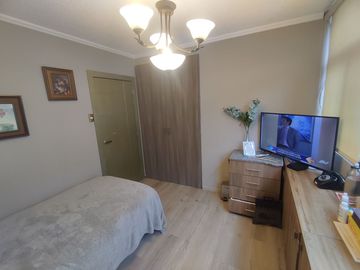 DEPARTAMENTO EN VENTA URDESA CENTRAL. TOTALMENTE REMODELADO. EXCELENTES ACABADOS.