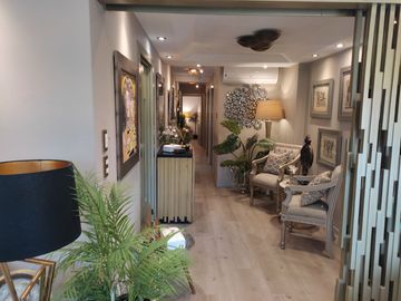 DEPARTAMENTO EN VENTA URDESA CENTRAL. TOTALMENTE REMODELADO. EXCELENTES ACABADOS.