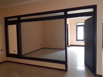 Disewakan Rumah Bangunan 1,5 Lantai Di Manyar Tirtoasri, Surabaya