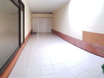 Disewakan Rumah Bangunan 1,5 Lantai Di Manyar Tirtoasri, Surabaya