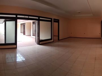 Disewakan Rumah Bangunan 1,5 Lantai Di Manyar Tirtoasri, Surabaya