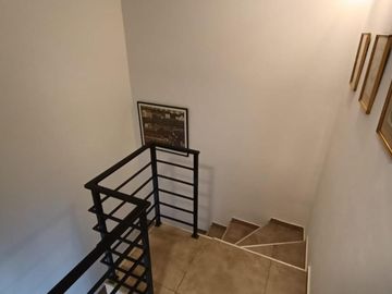 DUPLEX DE 3 DORMITORIOS EN MIRADORES DE MANANTIALES 2. PROVINCIA DE CÓRDOBA. PATIO CON QUINCHO Y PARRILLERO. COCHERA.