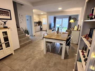 DUPLEX DE 3 DORMITORIOS EN MIRADORES DE MANANTIALES 2. PROVINCIA DE CÓRDOBA. PATIO CON QUINCHO Y PARRILLERO. COCHERA.