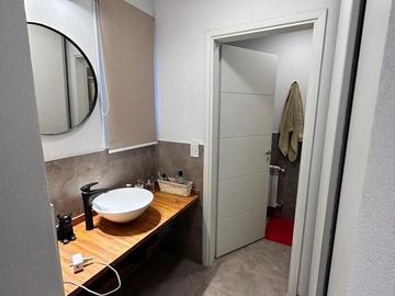 DUPLEX DE 3 DORMITORIOS EN MIRADORES DE MANANTIALES 2. PROVINCIA DE CÓRDOBA. PATIO CON QUINCHO Y PARRILLERO. COCHERA.