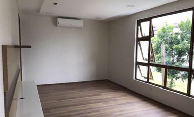 Corner House in Mahogany Place 1, Acacia Estates, Taguig for Sale